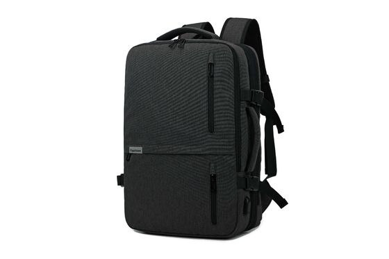 La mochila ejecutiva negra de los hombres de negocios con el cierre de la cremallera